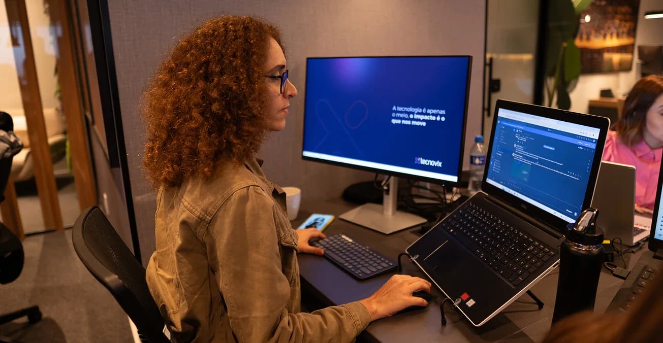 Equipe de desenvolvedores Tecnovix trabalhando em projetos de software